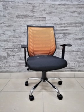 Кресло Barneo K-138 для персонала (черная ткань оранжевая сетка) в Березниках - berezniki.mebel-74.com | фото